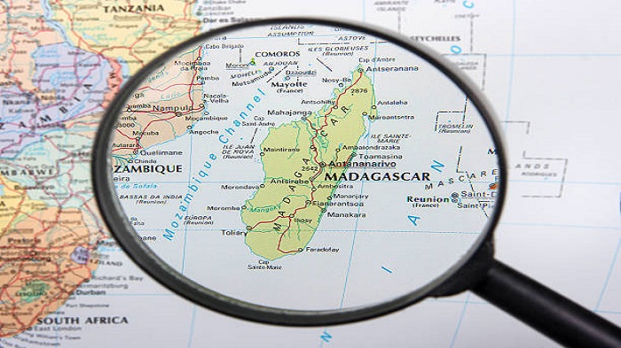 la carte de Madagascar  sous une loupe - externalisation offshore - Activ Solutions