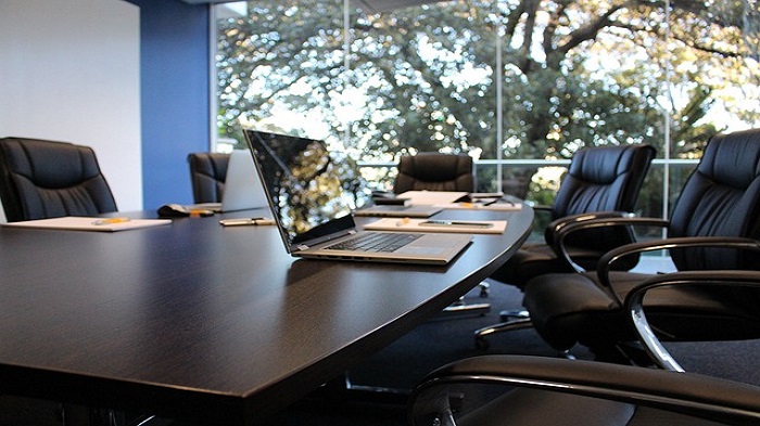 une salle de réunion équipée - le coworking - activsolutions