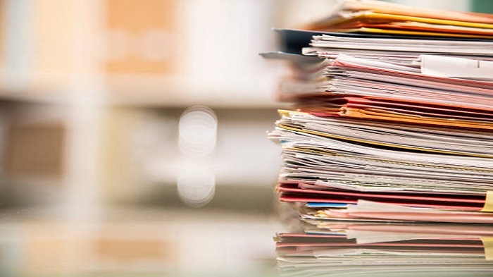 une pile de documents administratifs - externalisation de services administratifs - activsolutions