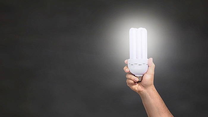 une main tenant une ampoule représentant une idée - destination d'externalisation - activsolutions