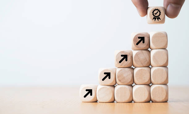 des cubes en bois représentant la réussite - réussir une sous-traitance - Activ Solutions