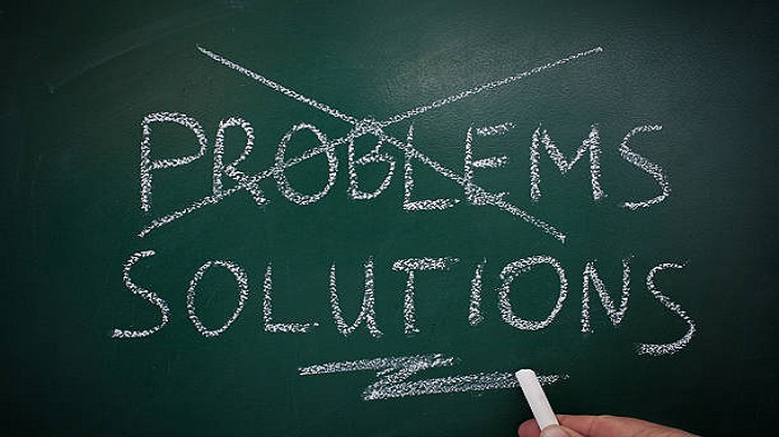 Les mots "problems" et "solutions" écrits sur un tableau - louer un bureau professionnel à Madagascar - Activ Solutions 